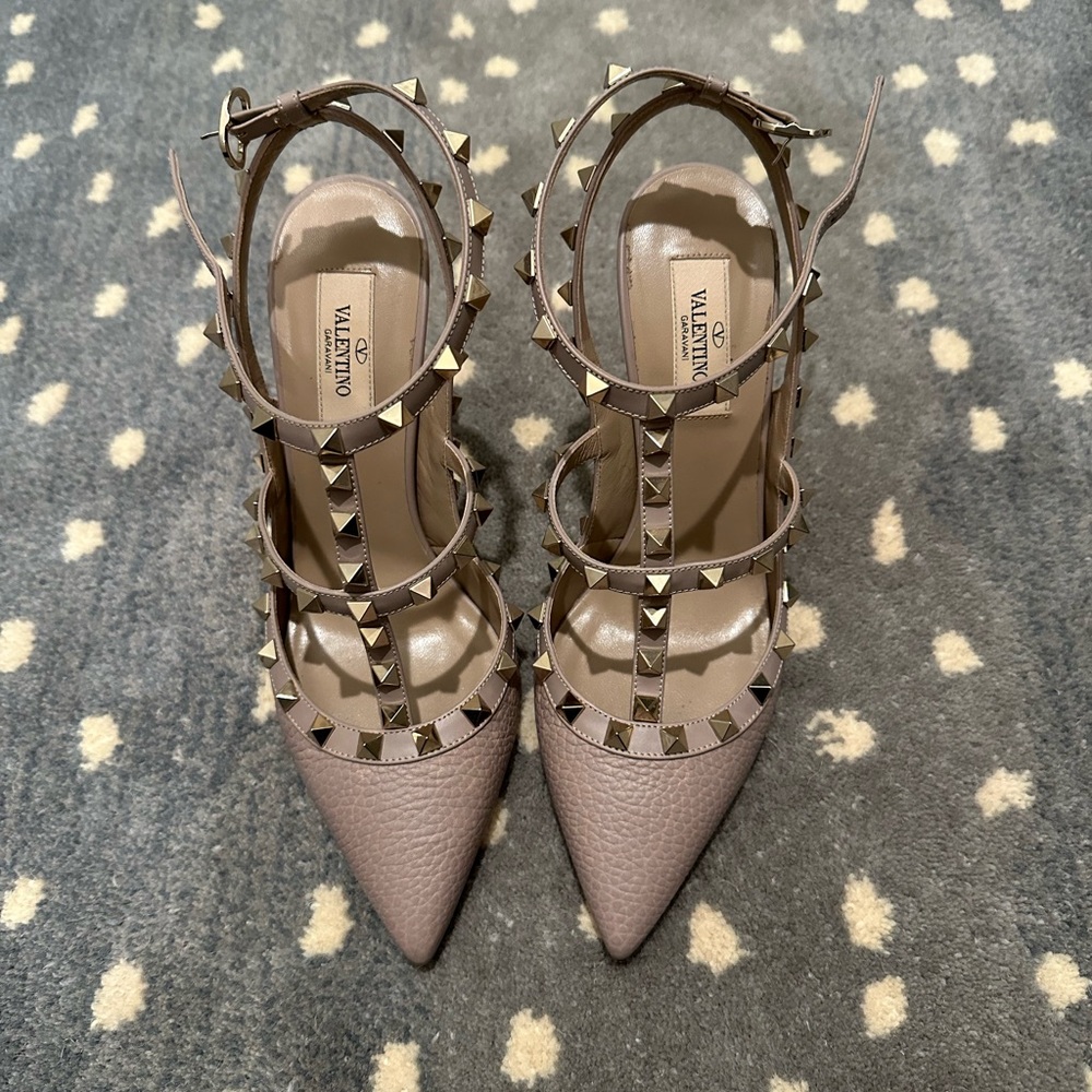 Valentino rockstud heels in poudre, size 38. Only worn 3x.